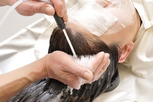 Jakie zabiegi na zniszczone włosy oferują dobre salony fryzjerskie?