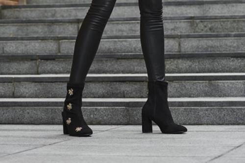 Czarne botki - buty, które muszą się znaleźć w Twojej jesiennej garderobie