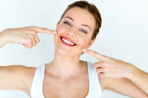 Jak dbać o zęby, aby zachować piękny i zdrowy uśmiech?