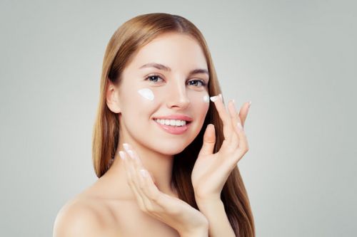 Krem nawilżający do twarzy – podstawowy kosmetyk do pielęgnacji