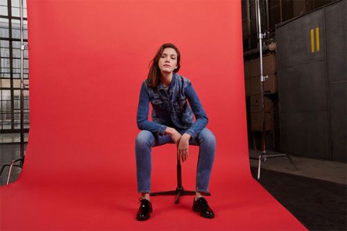 Letnia energia w jesiennej odsłonie – poznaj najnowszą kolekcję Cross Jeans