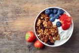 Jogurt naturalny na śniadanie – sprawdź, z czym go serwować!